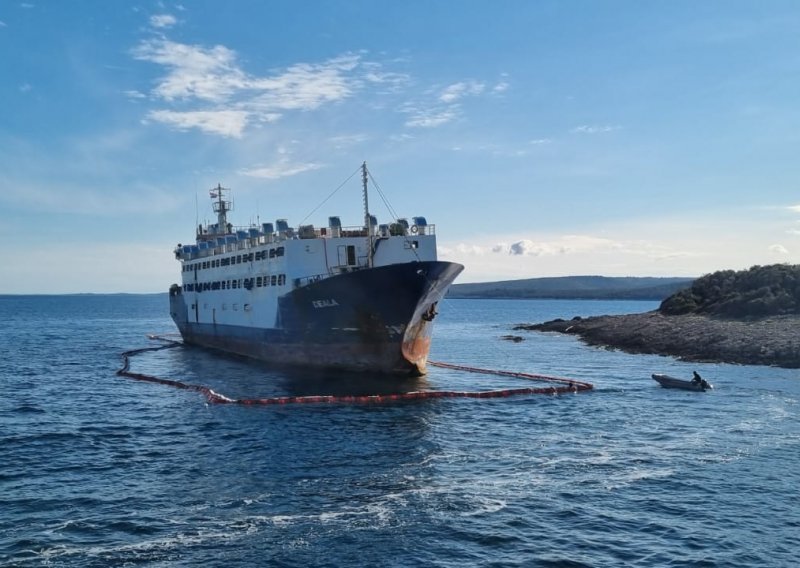 Ministarstvo: Zabranjeno približavanje nasukanom brodu na 500 metara